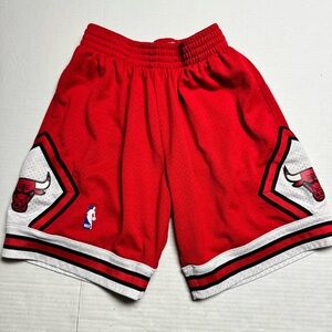 Mitchell & Ness Swingman Collection Hardwood Classics Chicago Bulls Shorts Flaws
